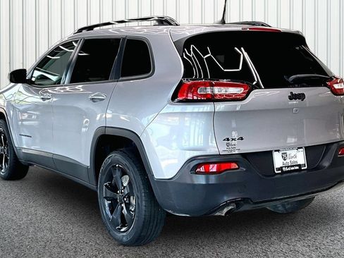 Used 2018 Jeep Cherokee Latitude w/ Altitude Package AWD/4WD image 4
