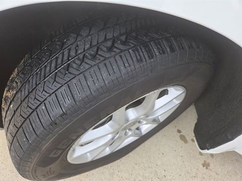 Used 2022 Chrysler Voyager LX image 12