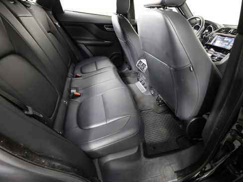 Used 2017 Jaguar F-PACE Premium image 24