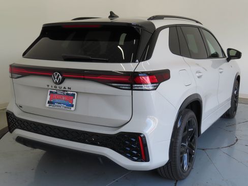 New 2026 Volkswagen Tiguan SE R-Line FWD image 3
