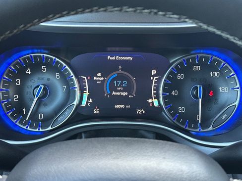 Used 2023 Chrysler Pacifica Touring-L image 24