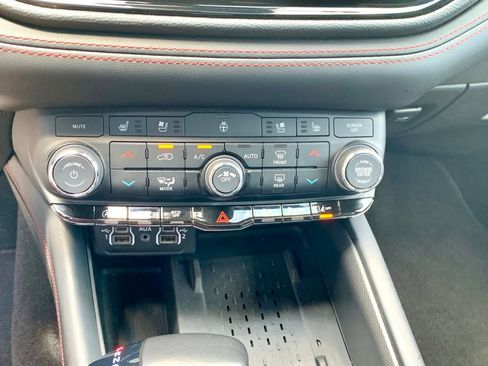 Used 2025 Dodge Durango GT AWD/4WD image 37