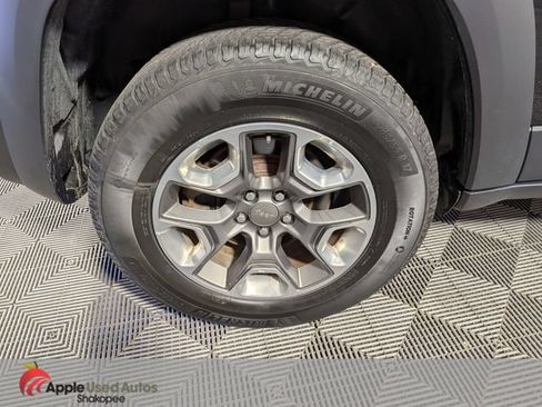 Used 2019 Jeep Cherokee Trailhawk w/ Cold Weather Group AWD/4WD image 46