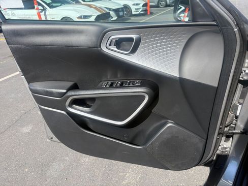 Used 2025 Kia Soul LX w/ LX Technology Package FWD image 18