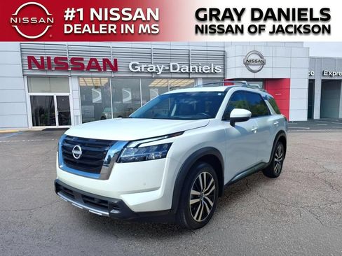 Certified 2024 Nissan Pathfinder Platinum w/ Cargo Package FWD image 4