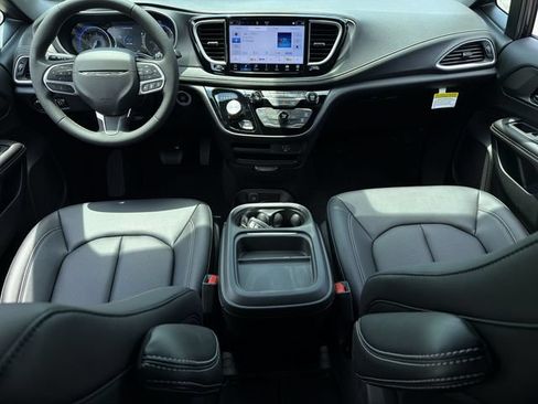 New 2027 Chrysler Pacifica Select FWD image 17