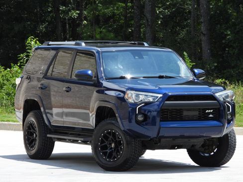 Used 2020 Toyota 4Runner SR5 AWD/4WD image 17