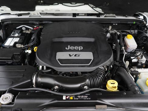 Used 2018 Jeep Wrangler Sahara w/ Connectivity Group AWD/4WD image 25