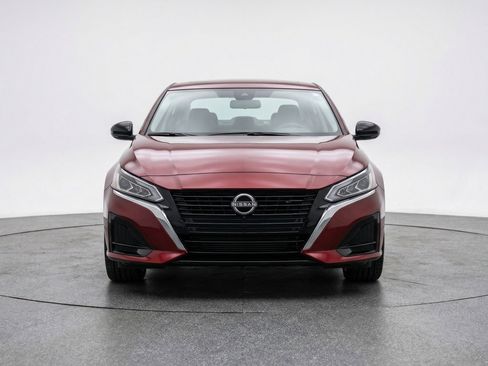 Used 2025 Nissan Altima 2.5 SV FWD image 2