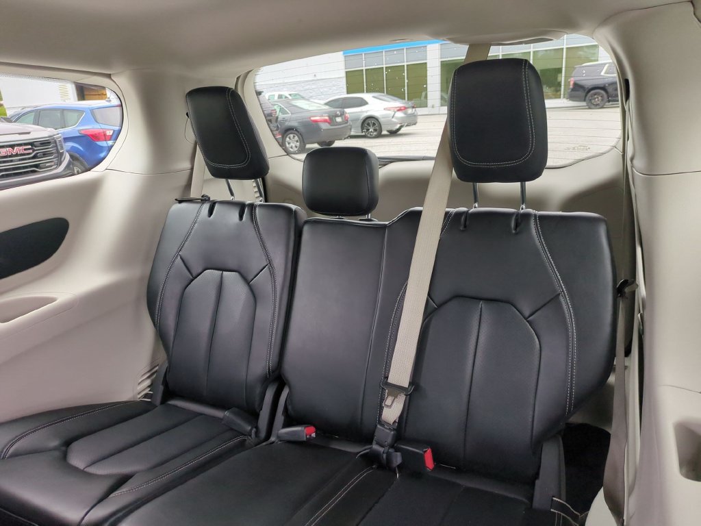 Used 2023 Chrysler Pacifica Touring-L FWD image 30