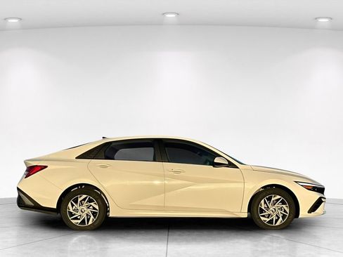 Used 2026 Hyundai Elantra Hybrid FWD image 3