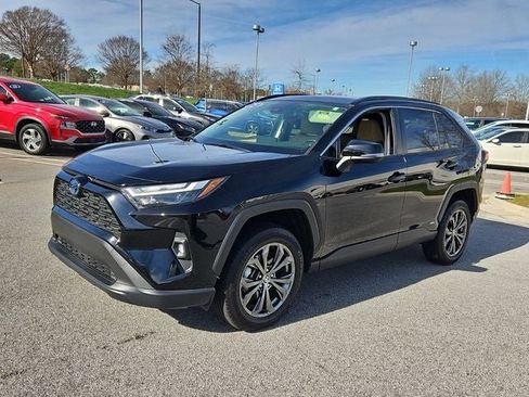 Used 2023 Toyota RAV4 XLE Premium image 3