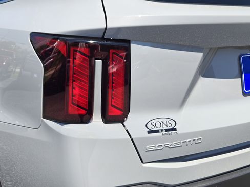 Used 2025 Kia Sorento S w/ Panoramic Sunroof Package AWD/4WD image 10