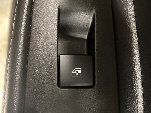 Used 2021 Buick Encore Preferred AWD/4WD image 22