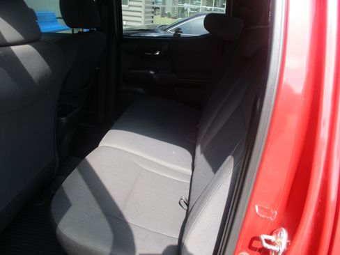 Used 2018 Toyota Tacoma TRD Off-Road AWD/4WD image 12
