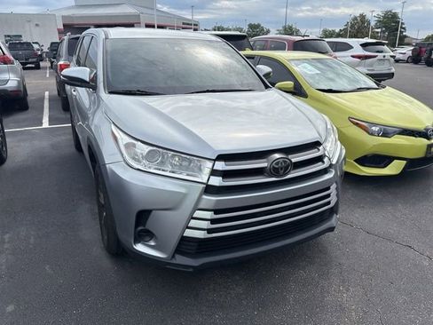 Used 2018 Toyota Highlander LE FWD image 2