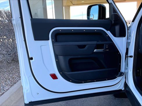 Used 2025 Land Rover Defender 90 S image 22