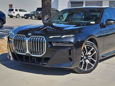 Used 2023 BMW 740i image 6