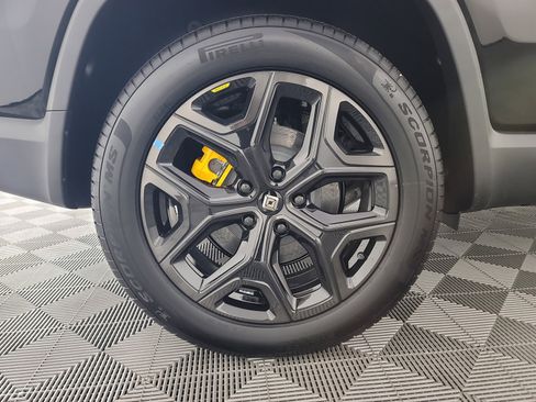 Used 2025 Rivian R1S Premium image 12