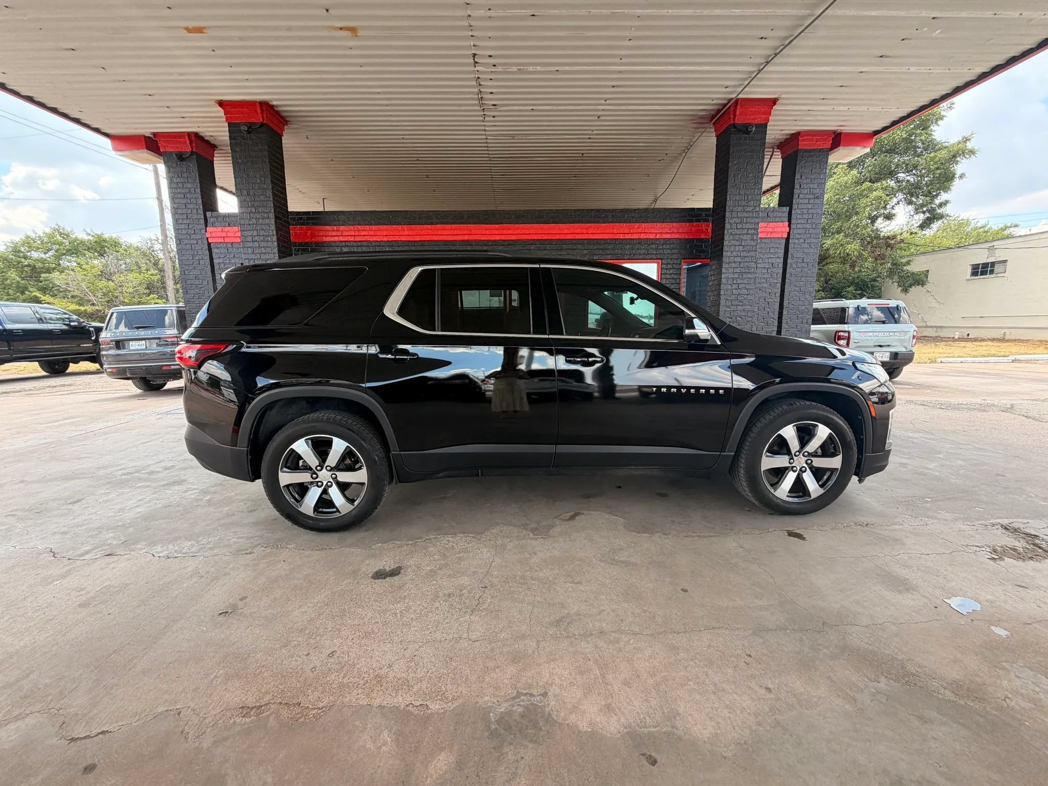 Used 2022 Chevrolet Traverse LT w/ LT Premium Package FWD image 4