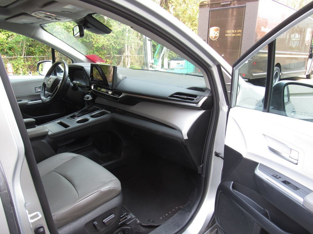 Certified 2025 Toyota Sienna XLE FWD image 19