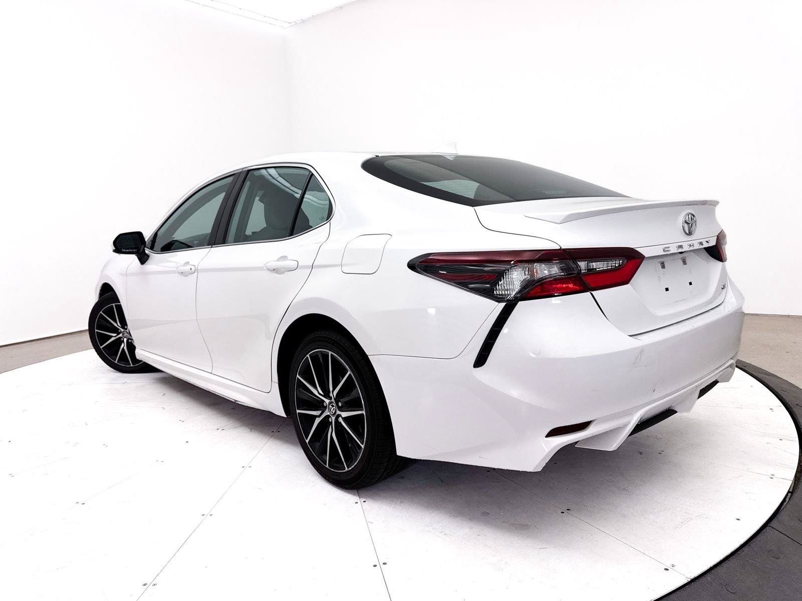 Used 2021 Toyota Camry SE FWD image 2