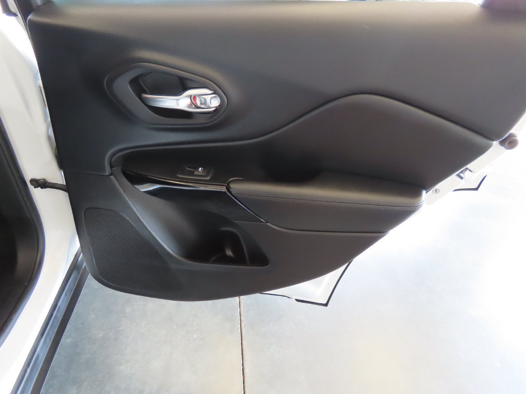 Used 2019 Jeep Cherokee Latitude Plus AWD/4WD image 34