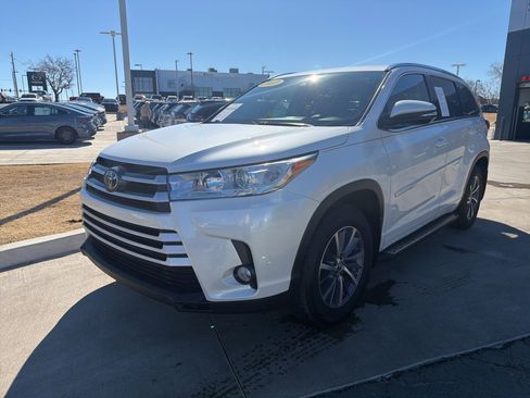 Used 2017 Toyota Highlander SE image 1