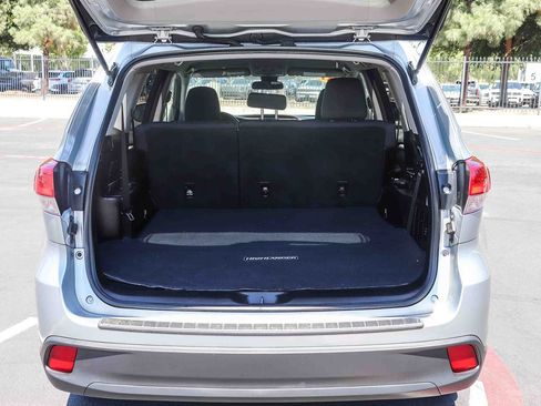 Used 2017 Toyota Highlander LE w/ Carpet Mat Package FWD image 32