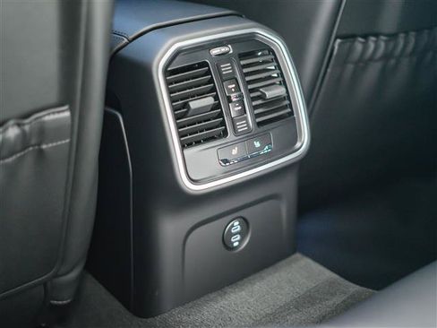 Certified 2025 Porsche Macan S AWD/4WD image 29