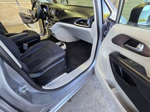 Used 2017 Chrysler Pacifica LX FWD image 29