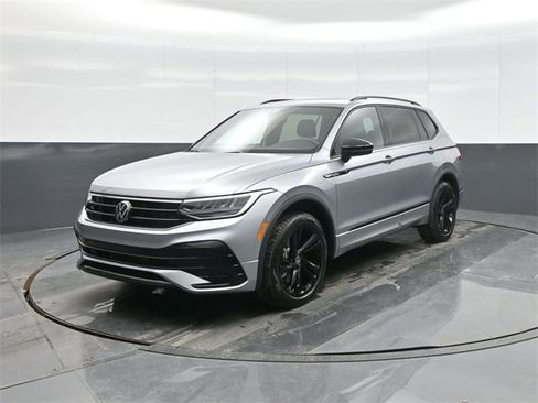 Used 2024 Volkswagen Tiguan SE R-Line image 3