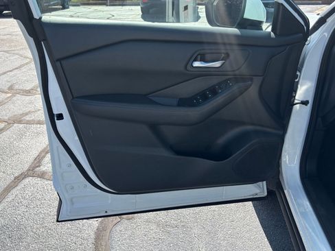 Used 2025 Nissan Rogue SV FWD image 18