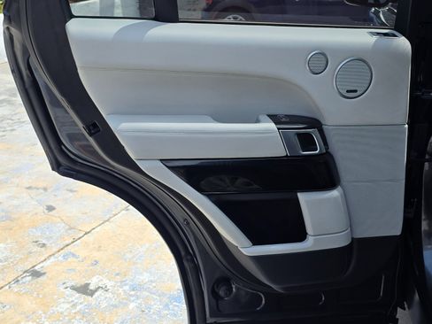 Used 2016 Land Rover Range Rover HSE image 23