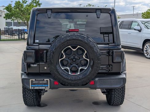 Used 2019 Jeep Wrangler Unlimited Sahara w/ Uconnect 4C Nav & Sound Group AWD/4WD image 4