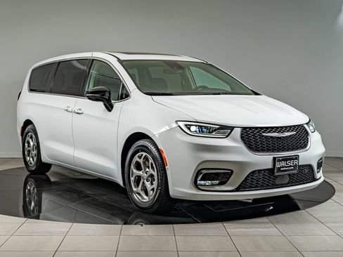 Used 2024 Chrysler Pacifica Limited w/ Trailer Tow Group FWD image 3