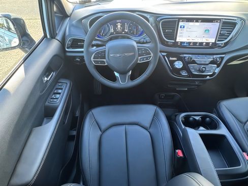 New 2026 Chrysler Voyager LX image 15