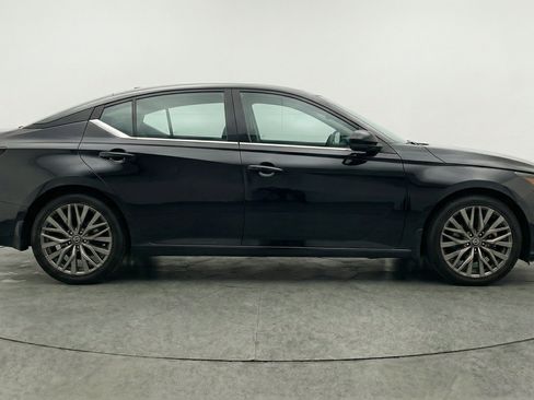 Used 2025 Nissan Altima 2.5 SV FWD image 11
