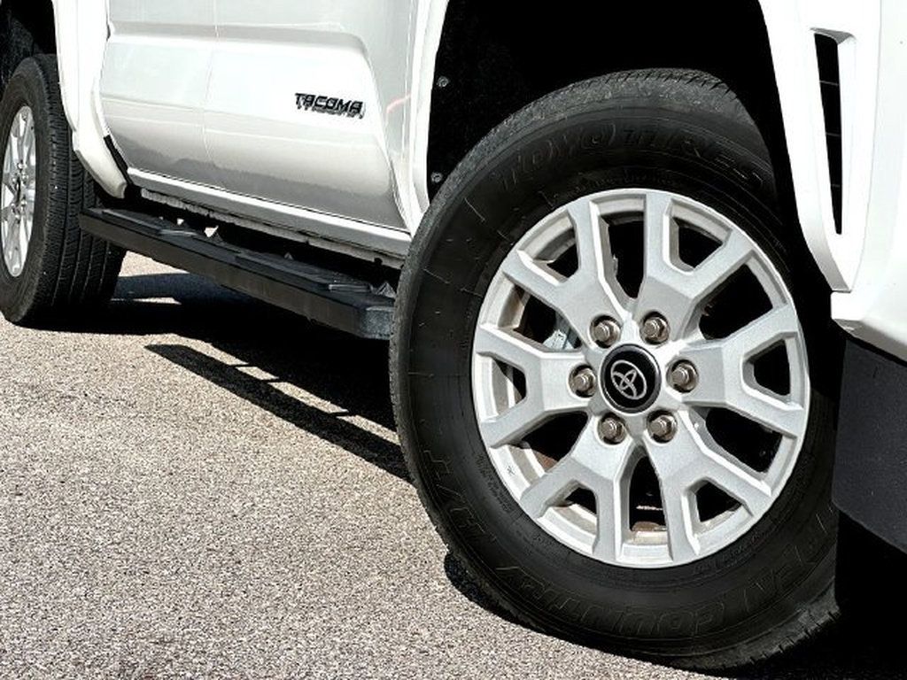 Certified 2025 Toyota Tacoma SR5 w/ SR5 Upgrade Package AWD/4WD image 2