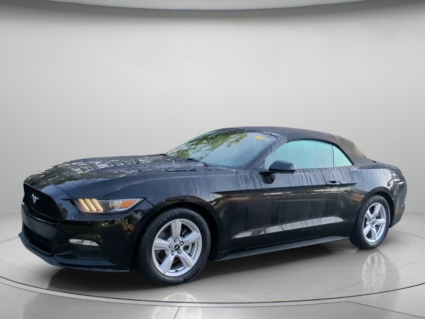 Used 2016 Ford Mustang Convertible RWD image 13