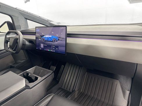 Used 2024 Tesla Cybertruck AWD Crew Cab image 38