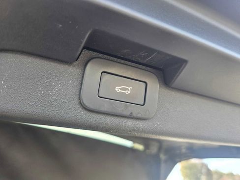 Used 2023 Land Rover Discovery Metropolitan Edition image 20