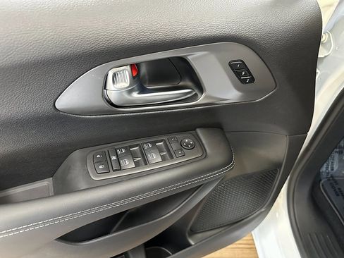New 2026 Chrysler Pacifica Select image 11