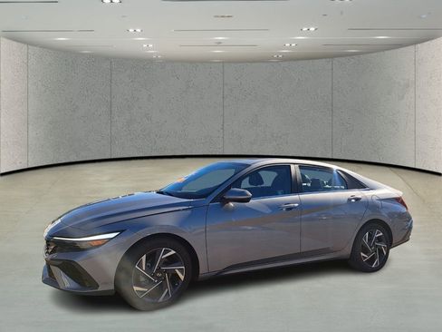 Used 2025 Hyundai Elantra SEL image 1