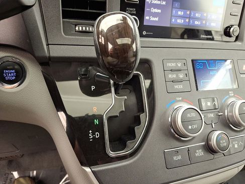 Certified 2020 Toyota Sienna XLE image 12