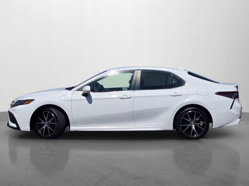 Used 2024 Toyota Camry SE FWD image 3