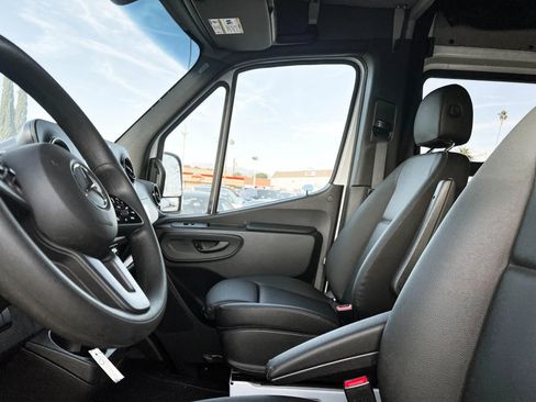 Used 2022 Mercedes-Benz Sprinter 2500 image 47
