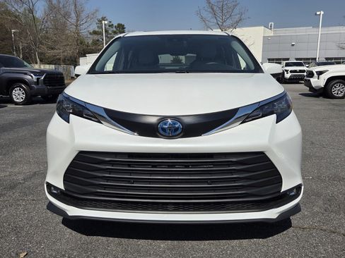 Certified 2025 Toyota Sienna XLE image 2
