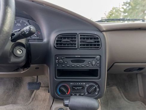 Used 2002 Saturn S-Series SL2 image 15