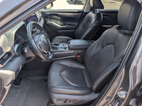 Used 2023 Toyota Highlander Limited AWD/4WD image 2